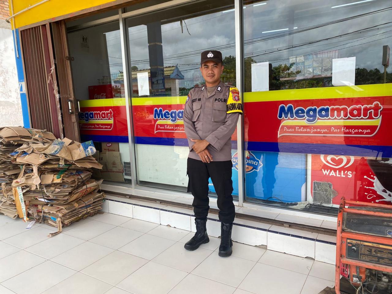 Piket Polsek Patroli kepertokoan diwilkum Polsek Sematu Jaya