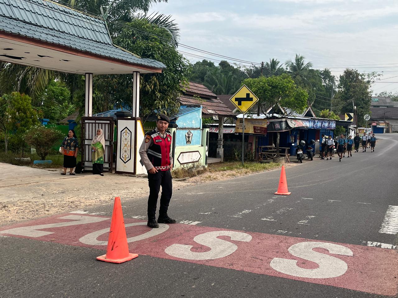 Satuan Samapta Polres Lamandau Bantu Anak Sekolah Menyeberang Jalan