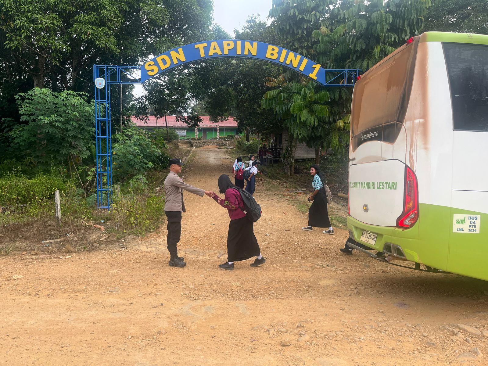 Anggota Polsek lamandau Pengaturan lalu lintas Jalan di Pagi hari