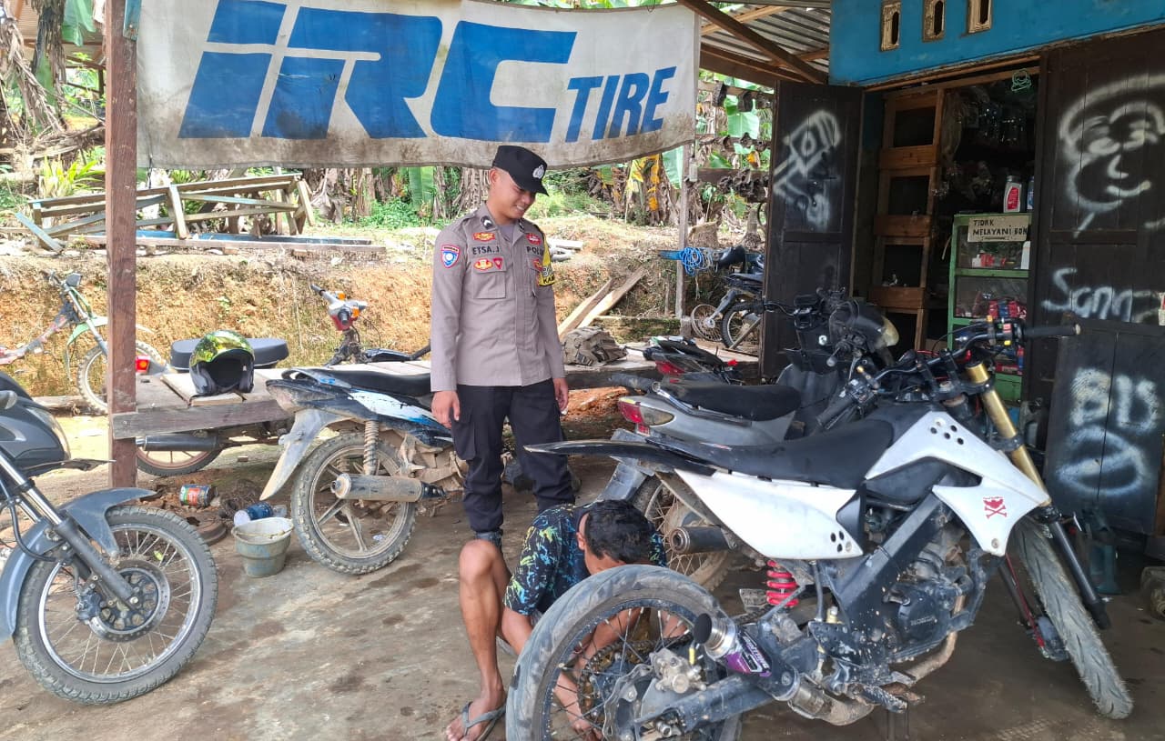 Piket Polsek Silaturahmi kepada Masyarakat yang sedang bekerja