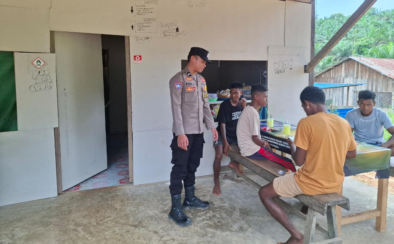 Piket Polsek lamandau melaksanakan Silaturahmi ke masyarakat