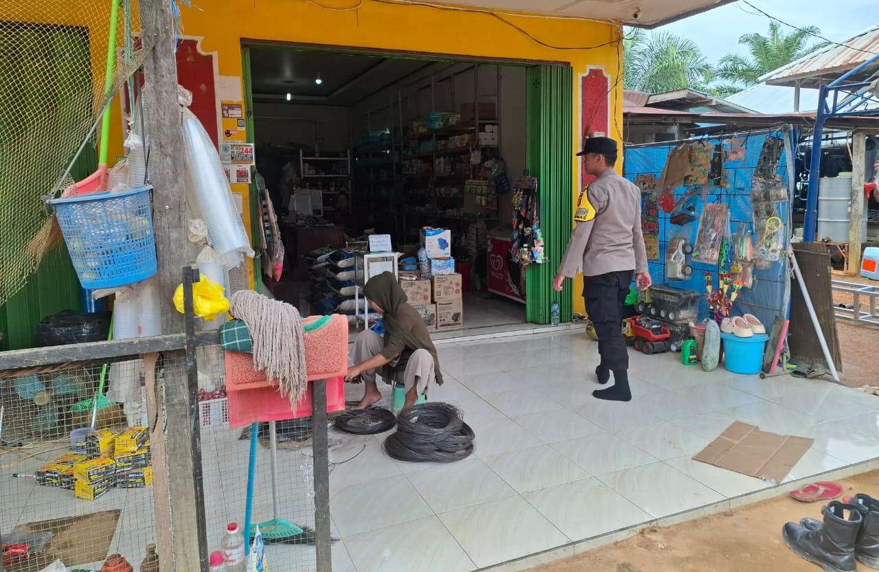 Piket Polsek Lamandau Silaturahmi Ke Pedagang