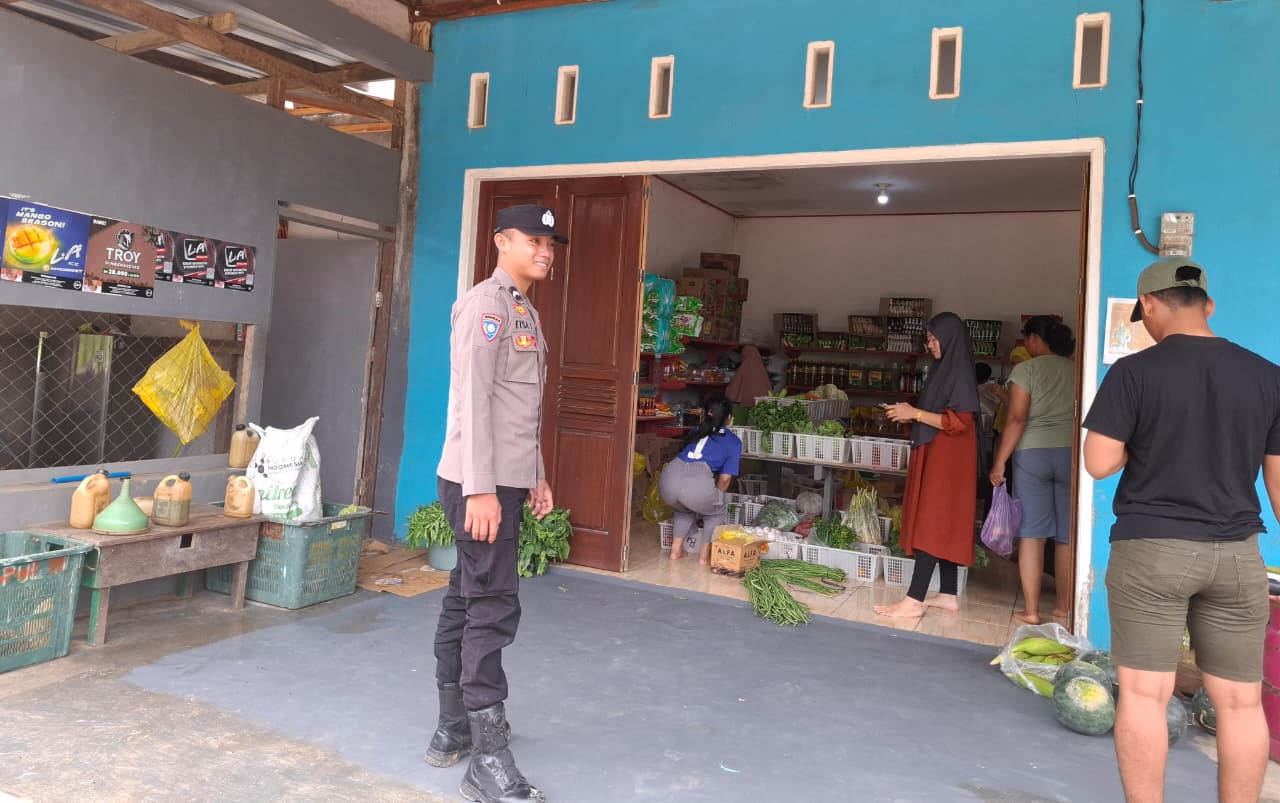 Personel Polsek Lamandau Sambangi Remaja yang Nongkrong, Berikan Sosialisasi Tentang Kenakalan Remaja