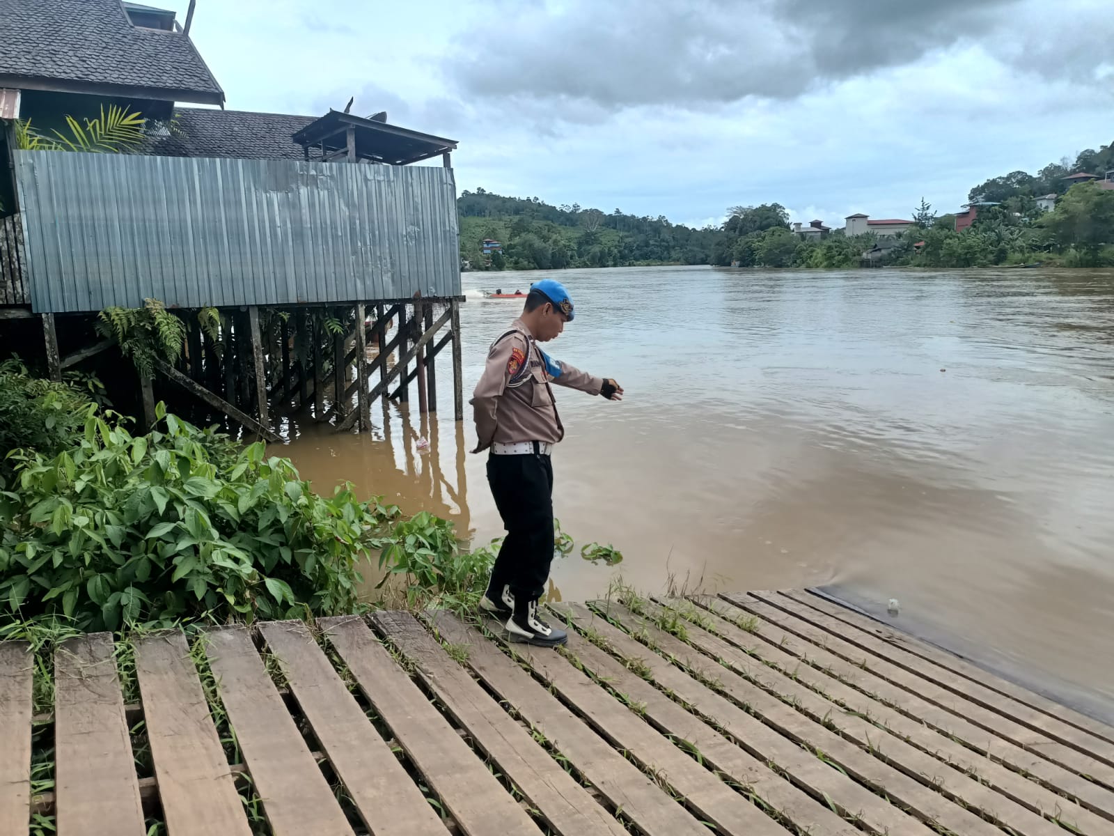 *Monitoring Debit Air DAS Katingan, Polsek Marikit Pastikan Kondisi Aman dan Terkendali.*