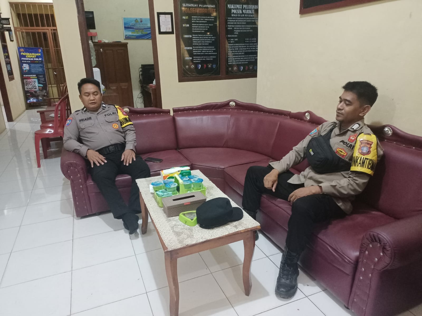 *Penjagaan Mako Polsek Marikit di Malam Hari sebagai Upaya Menjaga Keamanan dari Segala Bentuk Ancaman.*