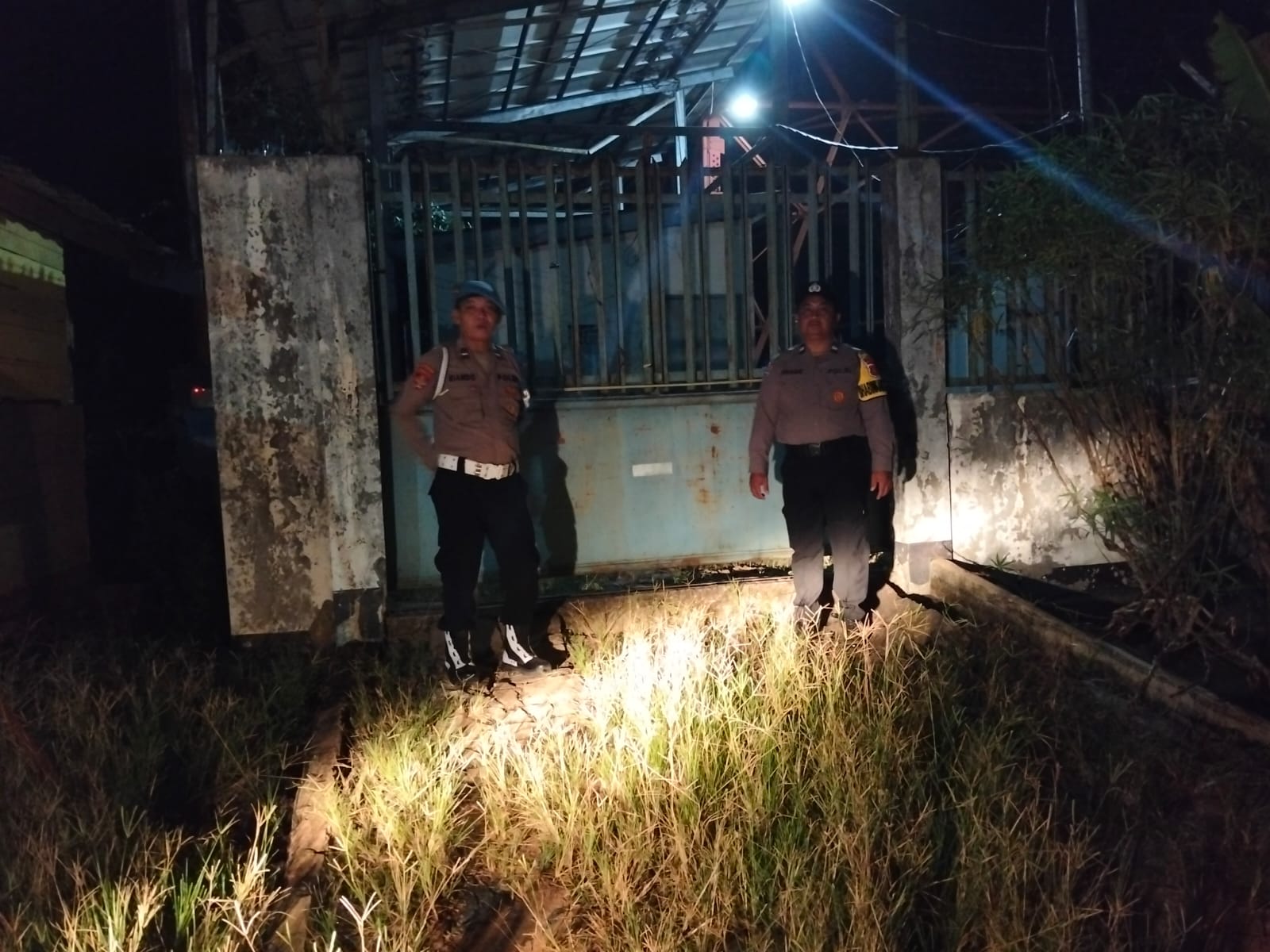 *Patroli Malam Polsek Marikit Cegah Gangguan Kamtibmas.*