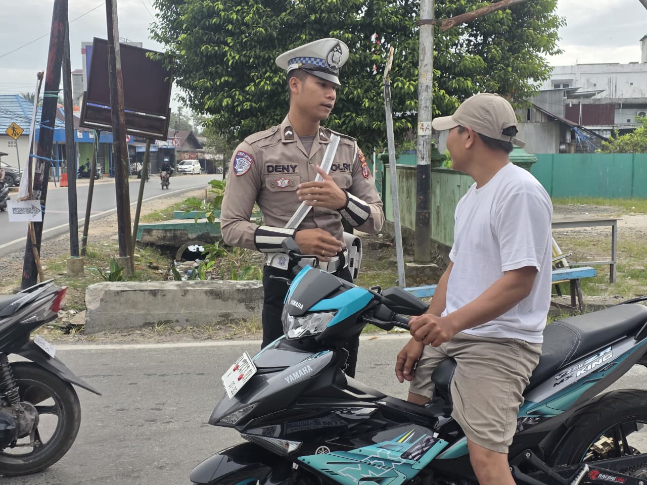*Tidak Menggunakan Helm Saat Berkendara Personel Satlantas Berikan Teguran Humanis*.