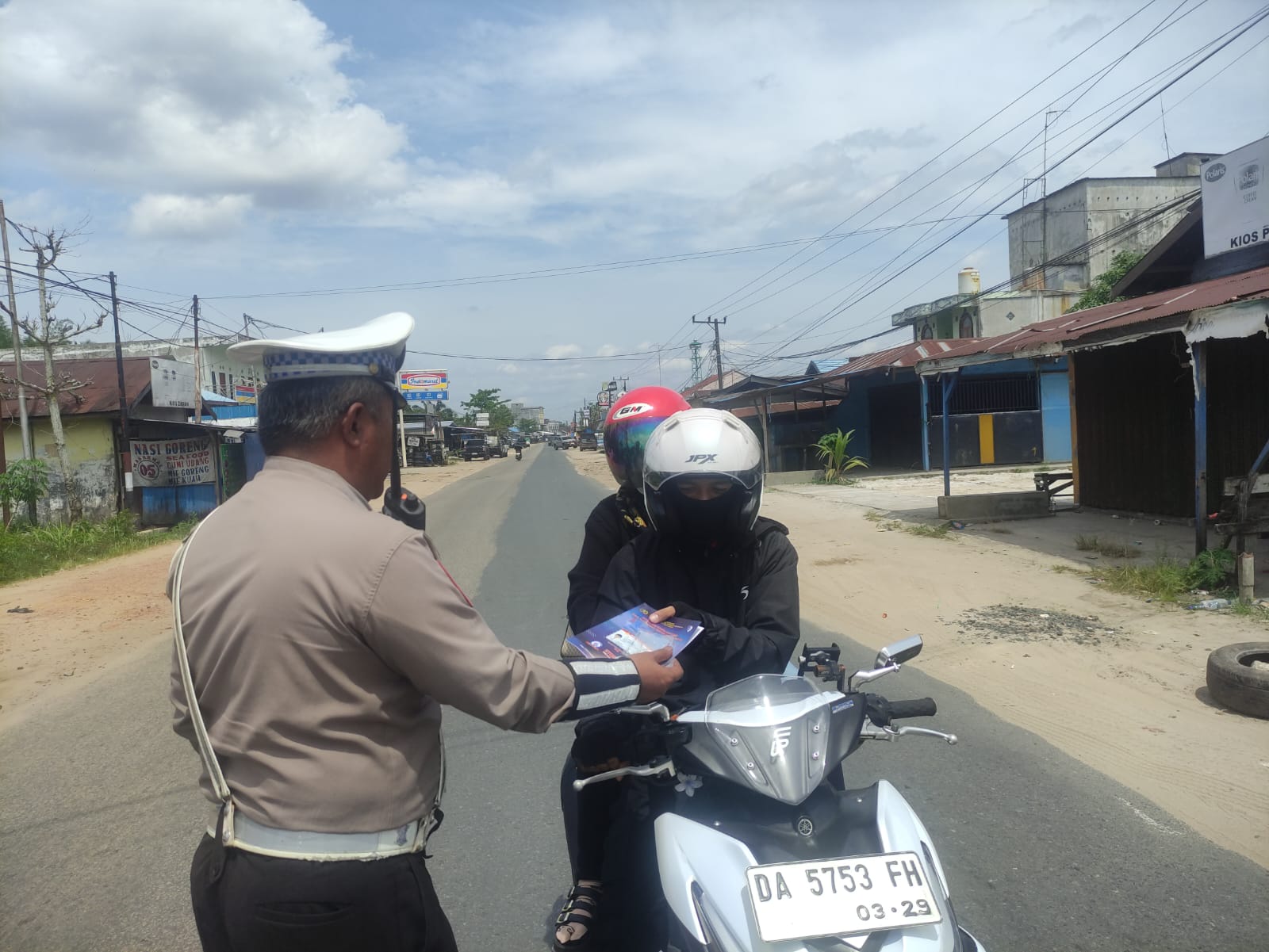 *Pembagian Brosur Keselamatan Berlalu Lintas Kepada masyarakat.*