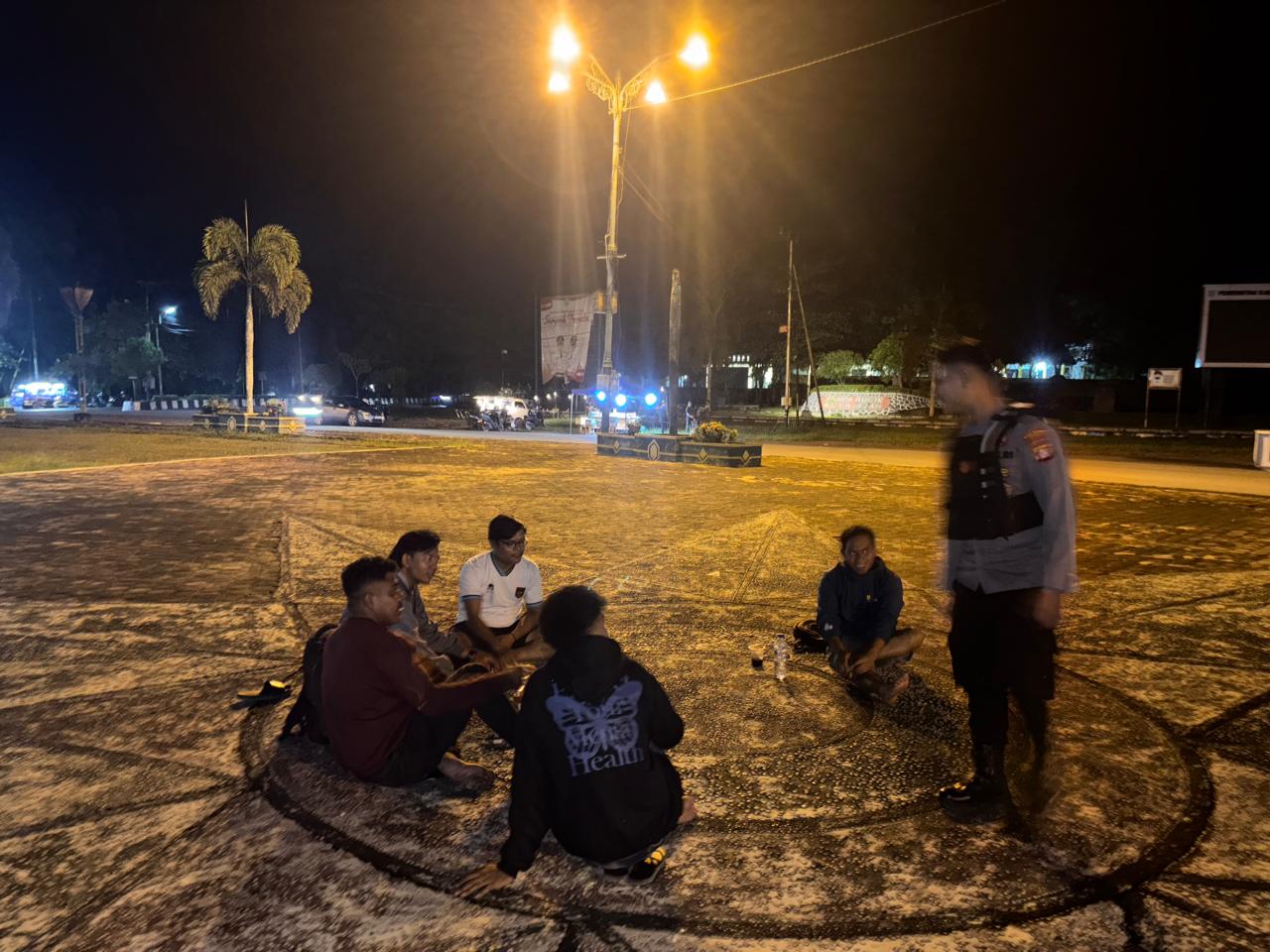 Piket Sat Samapta Polres Lamandau Patroli Malam dan Sambangi Remaja yang Nongkrong untuk Cegah Gangguan Kamtibmas