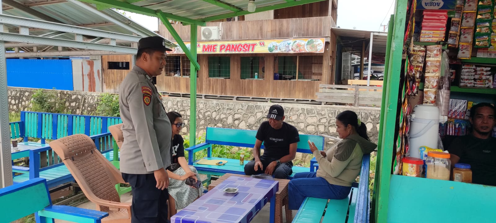 Piket Polsek Bulik Sosialisasikan Tentang Layanan Hotline 110 kepada Masyarakat