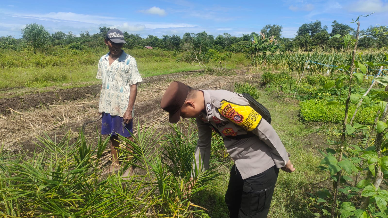 Dalam Rangka Mendukung Program Pemerintah, Bhabinkamtibmas Desa Tumbang Bulan Polsek Mendawai Cek Lokasi Pemanfaatan Lahan Pekarangan Warga