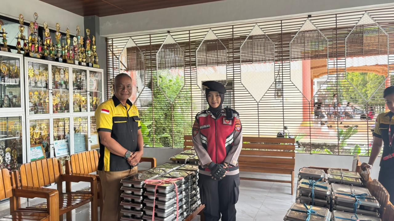 Pastikan Lancar dan Tepat Waktu, Polwan Ditsamapta Polda Kalteng Kawal Distribusi MBG ke Sekolah Penerima