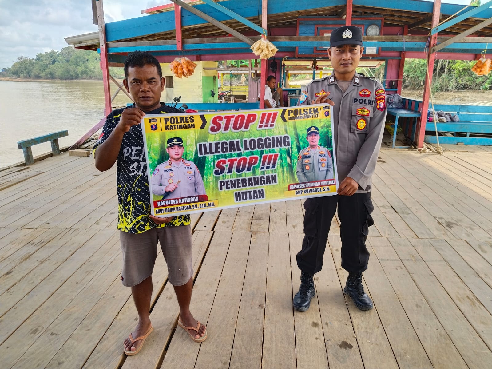 Bhabinkamtibmas laksanakan Sosialisasi kan tentang larangan dan sangsi Pidana bagi pelaku Ileggal Logging kepada masyarakat di Desa Binaan.