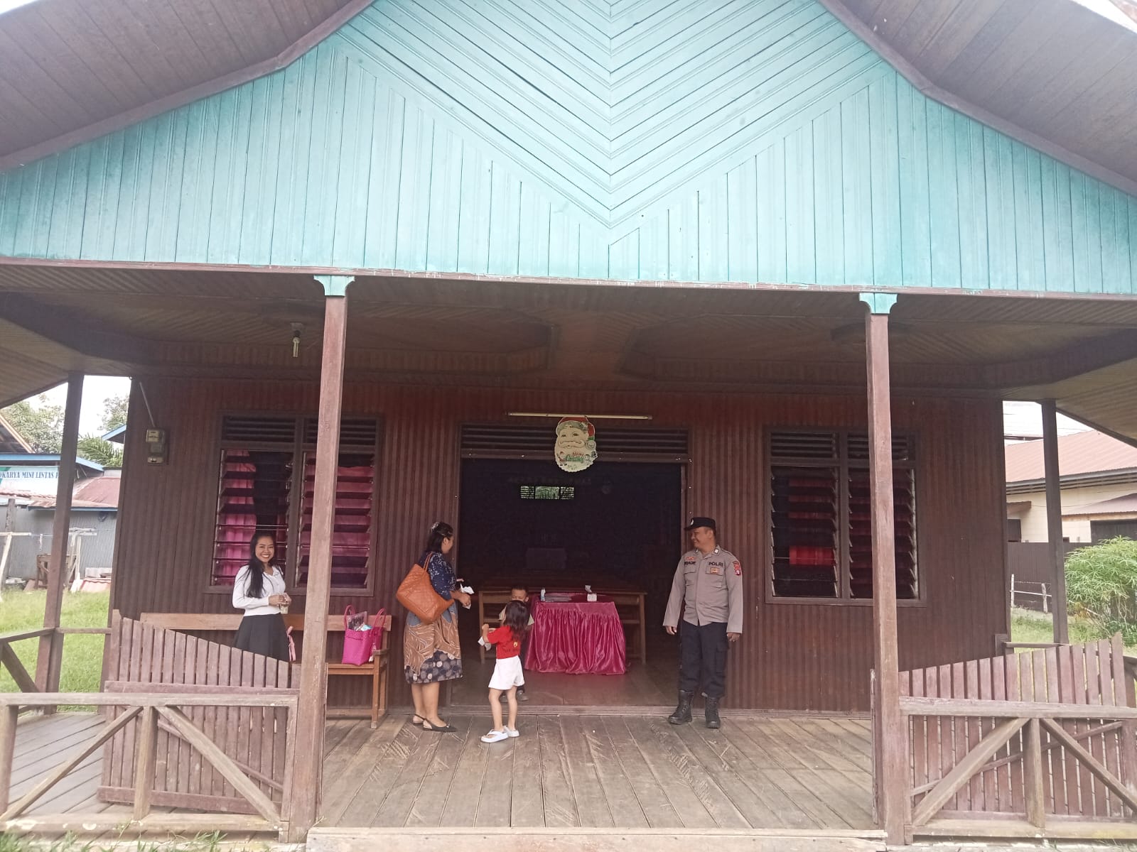 Polsek Marikit Intensifkan Pengamanan Ibadah Minggu Demi Jaga Kondusivitas Kamtibmas.