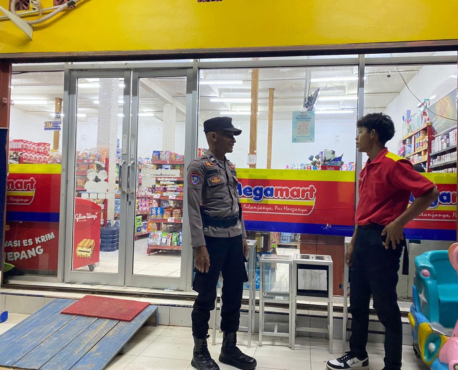 Piket Polsek Patroli kepertokoan diwilkum Polsek Sematu Jaya