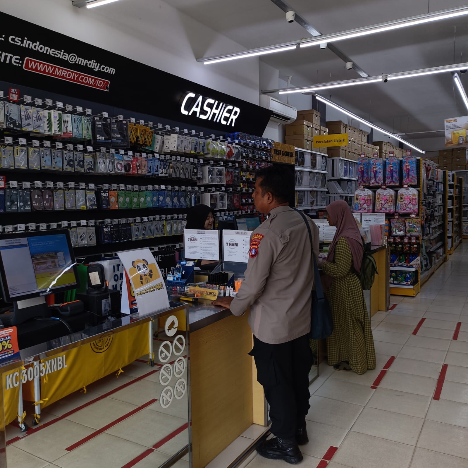 Personil Piket Polsek Bulik Laksanakan Patroli Pertokoan