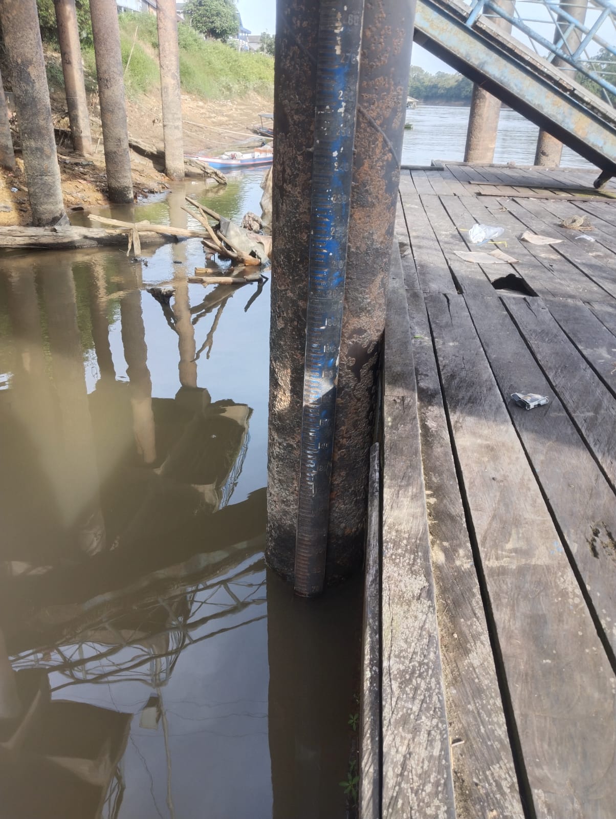 Piket Polsek Bulik Cek debit air di Kelurahan Nanga Bulik