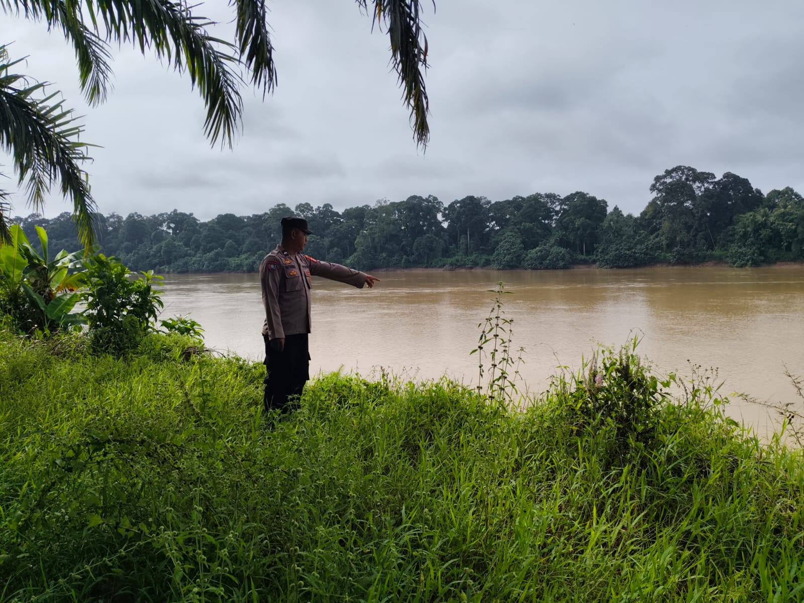 Deteksi Banjir, Polsek Tewang Sangalang Garing dan Pulau Malan Cek Ketinggian Debit Air