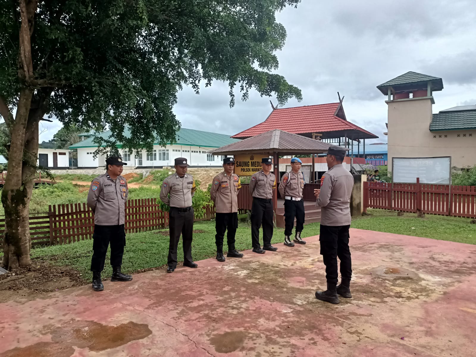 Apel Pagi sebagai Penguatan Karakter dan Kinerja Personel Polsek Marikit.