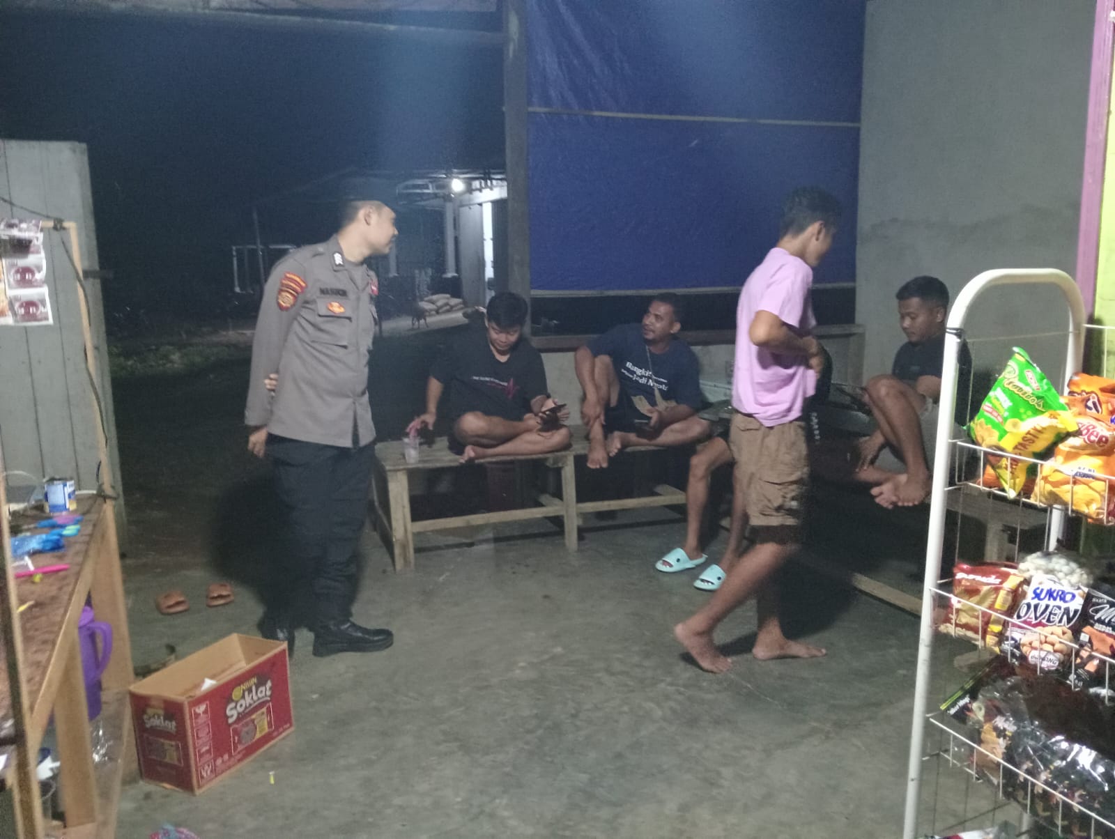 Personel Polsek Delang Sambangi Remaja yang Nongkrong, Berikan Sosialisasi Tentang Kenakalan Remaja