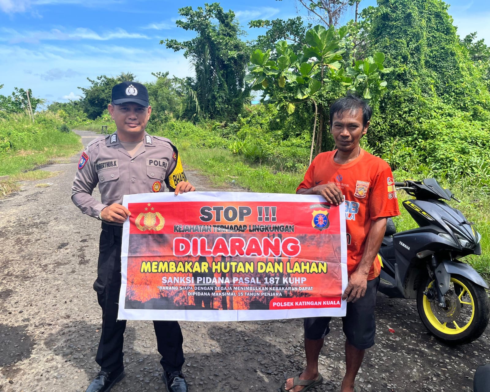 Bhabinkamtibmas Desa Kampung Tengah Sampaikan Himbauan tentang Karhutla Kepada petani