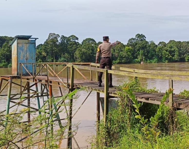 ‎Deteksi Banjir, Polsek Tewang Sangalang Garing dan Pulau Malan Cek Ketinggian Debit Air‎