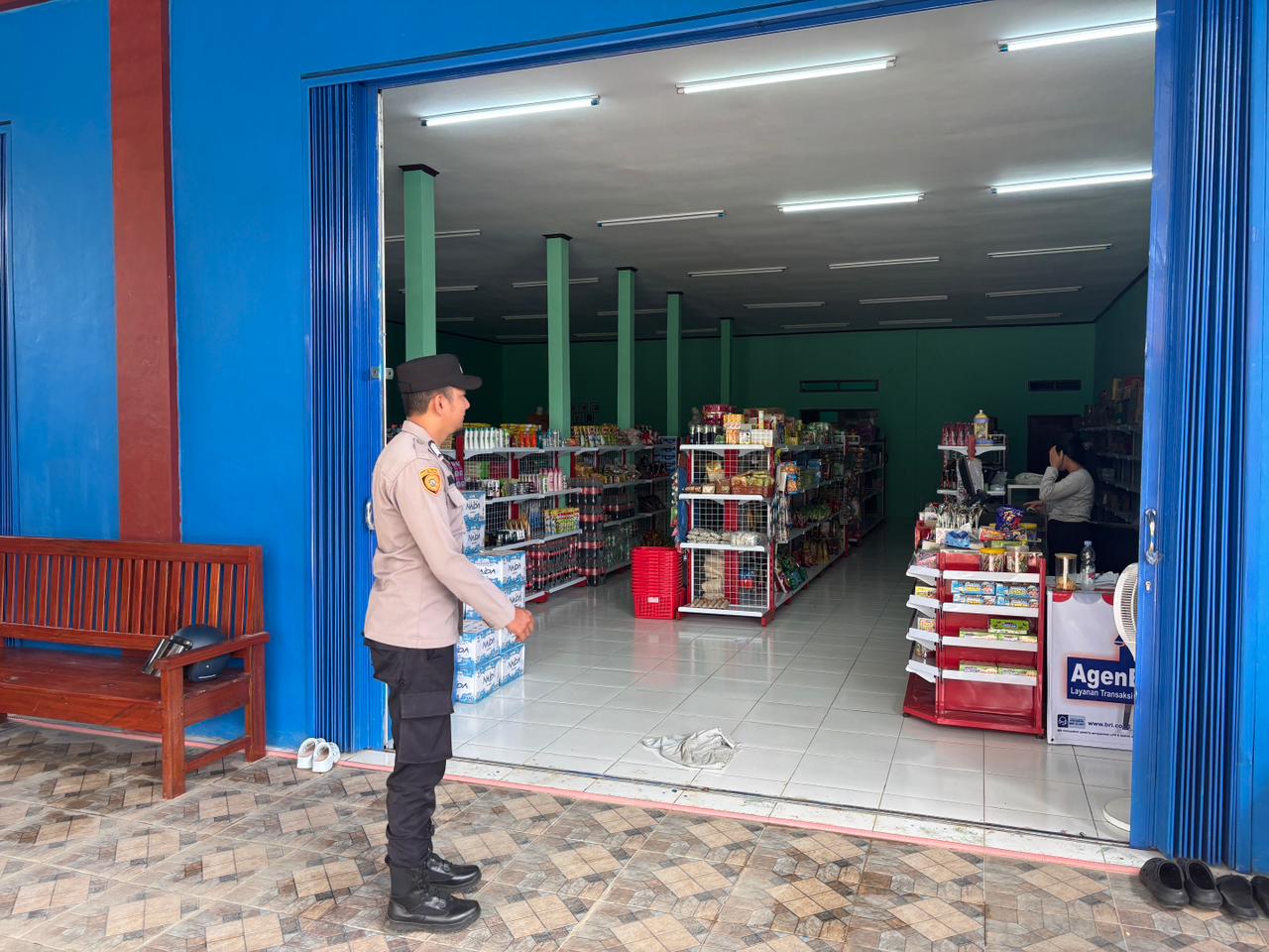 Piket Polsek Lamandau Silaturahmi Ke Pedagang