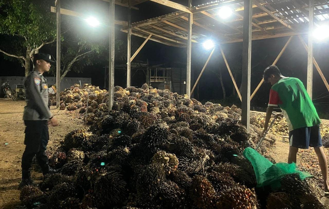 Piket Polsek Silaturahmi ke Masyarakat yang sedang bekerja dimalam hari