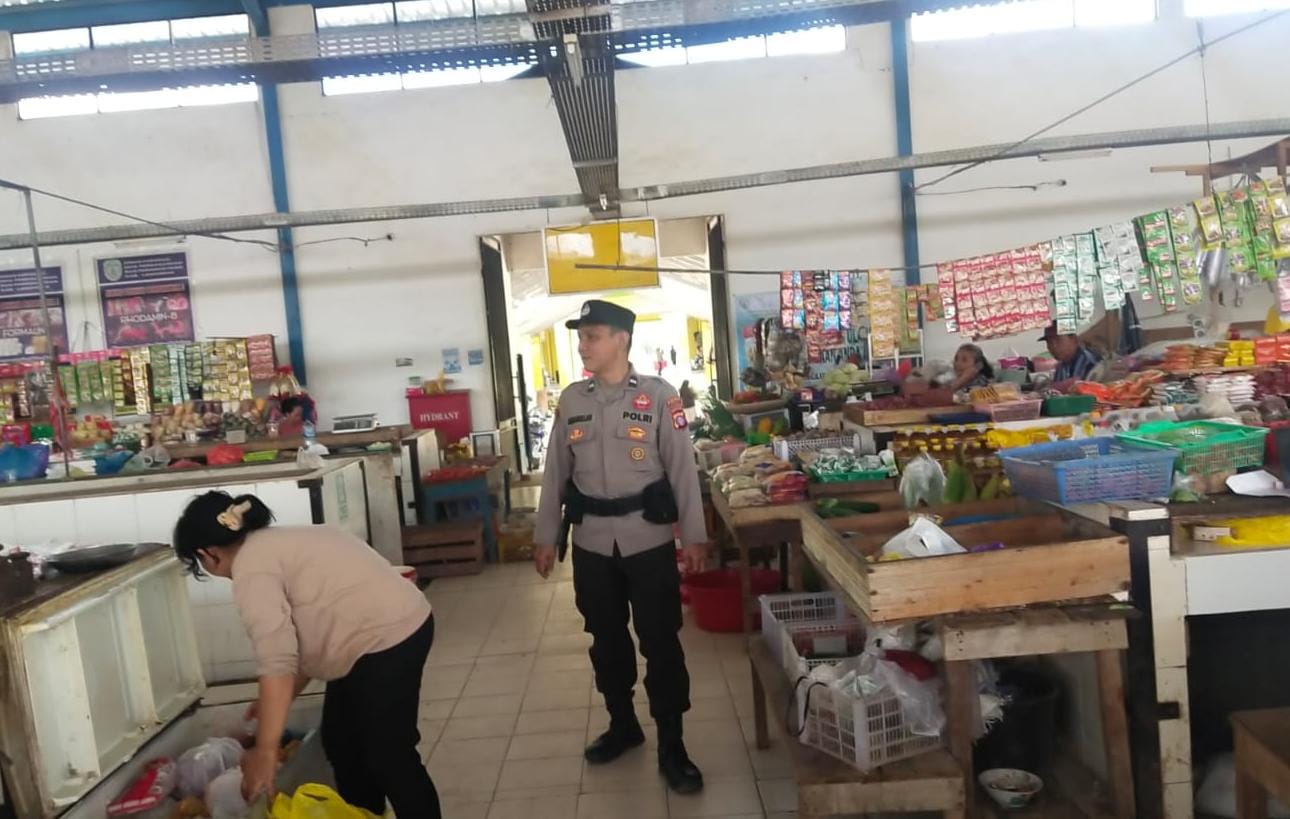 Piket Polsek Bulik Tingkatkan Patroli dengan Sambangi Pedagang Pasar