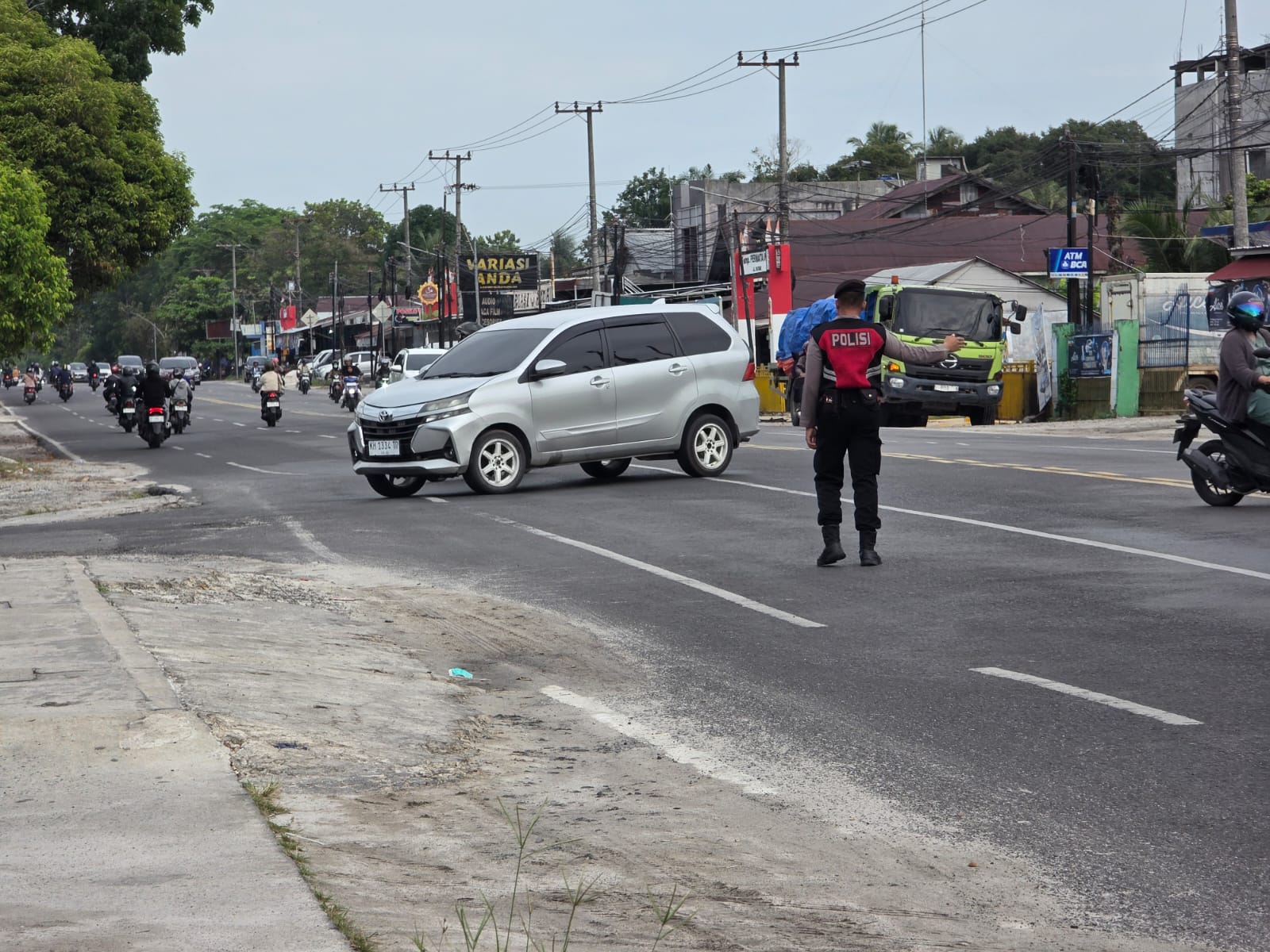 Berikan Pelayanan Prima, Ditsamapta Polda Kalteng Rutin Pengaturan Lalu Lintas