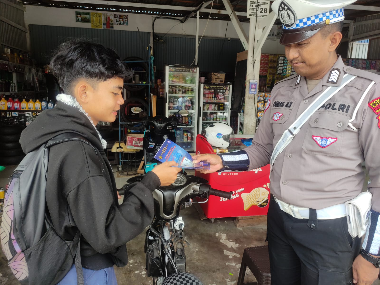 Pembagian Brosur Keselamatan Berlalu Lintas Kepada masyarakat.