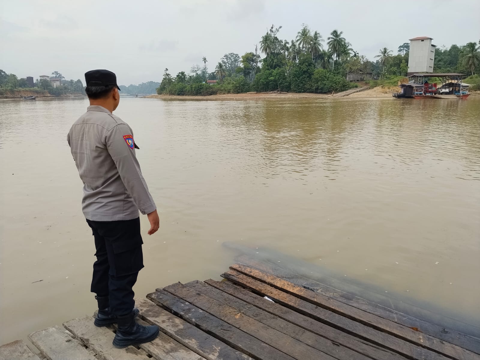 Personil Polsek Sanaman Mantikej Rutin Melakukan Pengecekan Debit Air Di DAS Samba Wilkum Polsek Sanaman Mantikei.