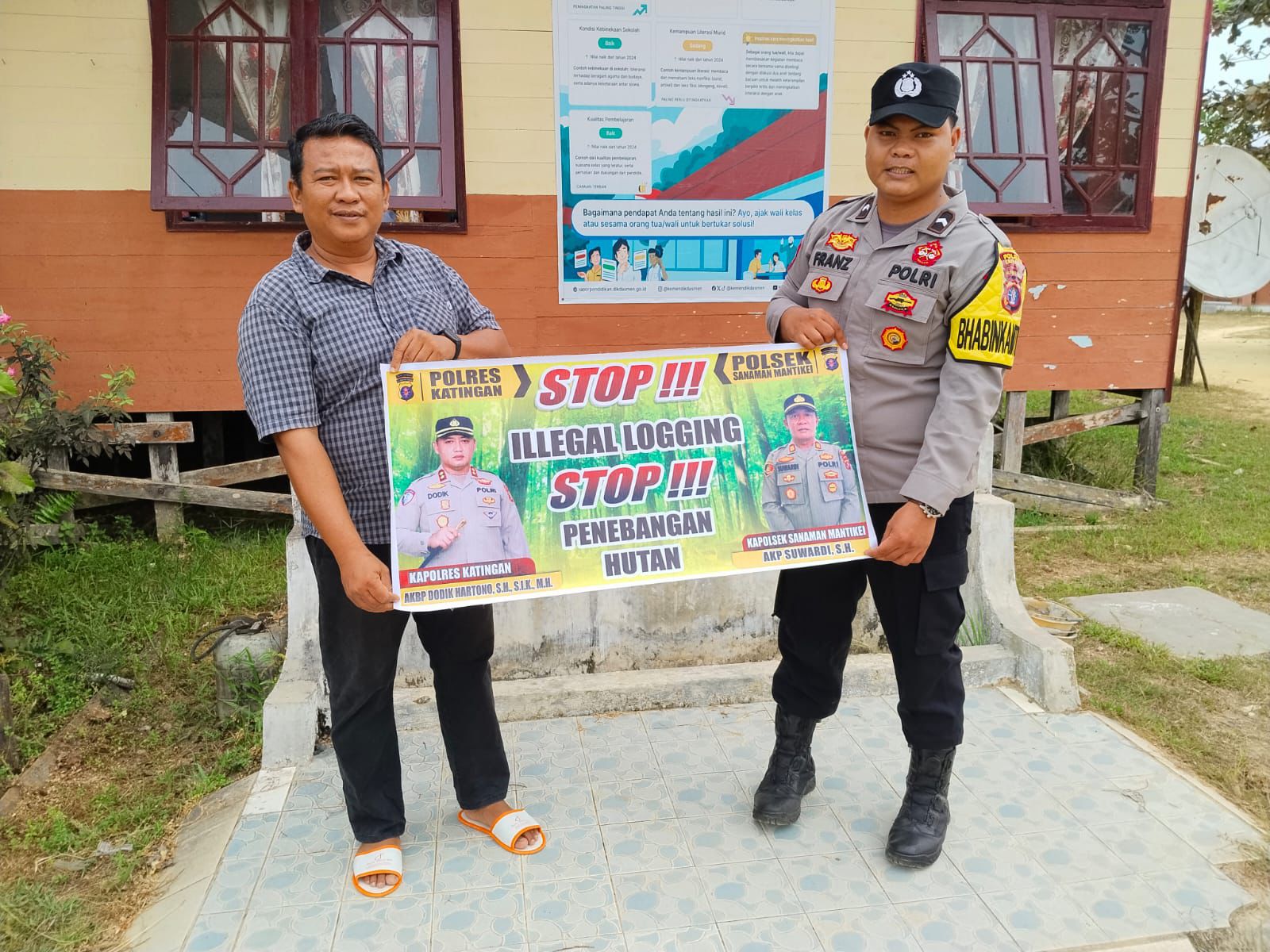 Bhabinkamtibmas laksanakan Sosialisasikan tentang larangan dan sangsi Pidana bagi pelaku Ilegal Logging kepada masyarakat di  Desa Binaan.