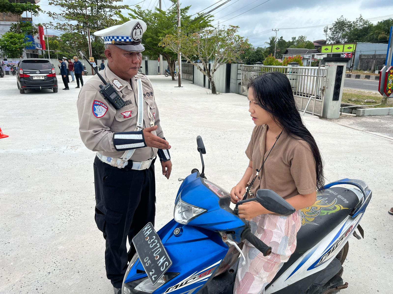 Tidak Menggunakan Helm Saat Berkendara Personel Satlantas Berikan Teguran Humanis.