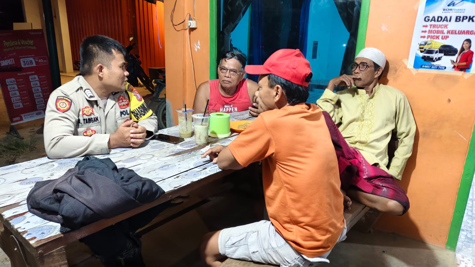 Bhabinkamtibmas Sambangi Warga, Sosialisasikan Layanan Call Center 110