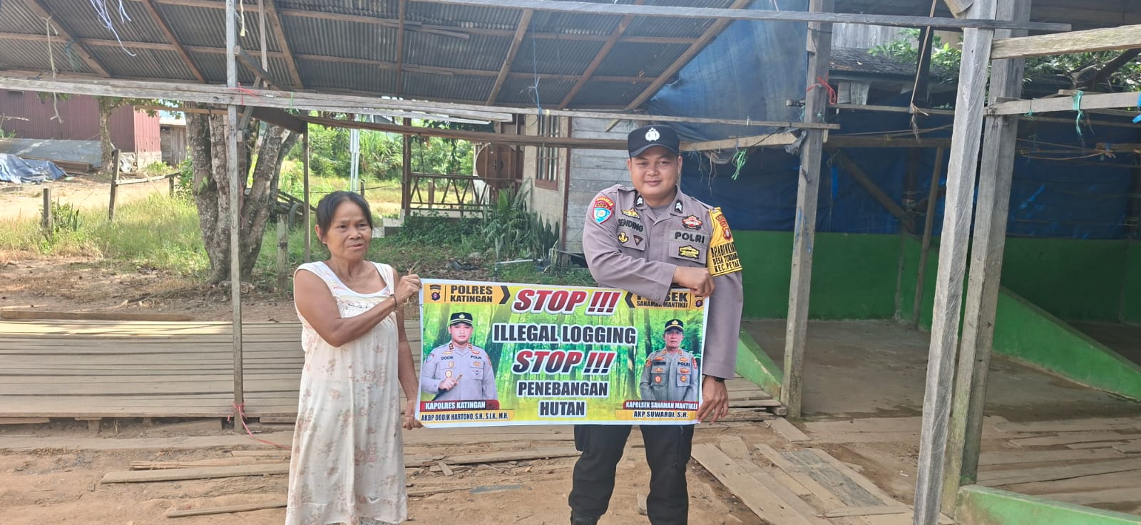 Bhabinkamtibmas laksanakan Sosialisasikan tentang larangan dan sangsi Pidana bagi pelaku Ileggal Logging kepada masyarakat di  Desa Binaan.