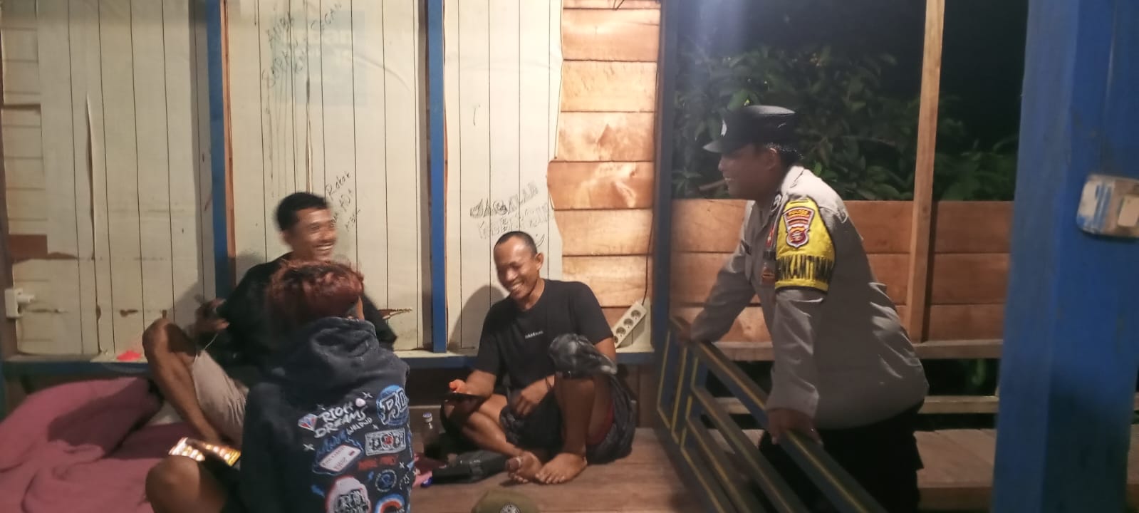 Personel Piket Polsek Lamandau Sambangi Warga, Berikan Imbauan untuk Menjauhi Judi Online