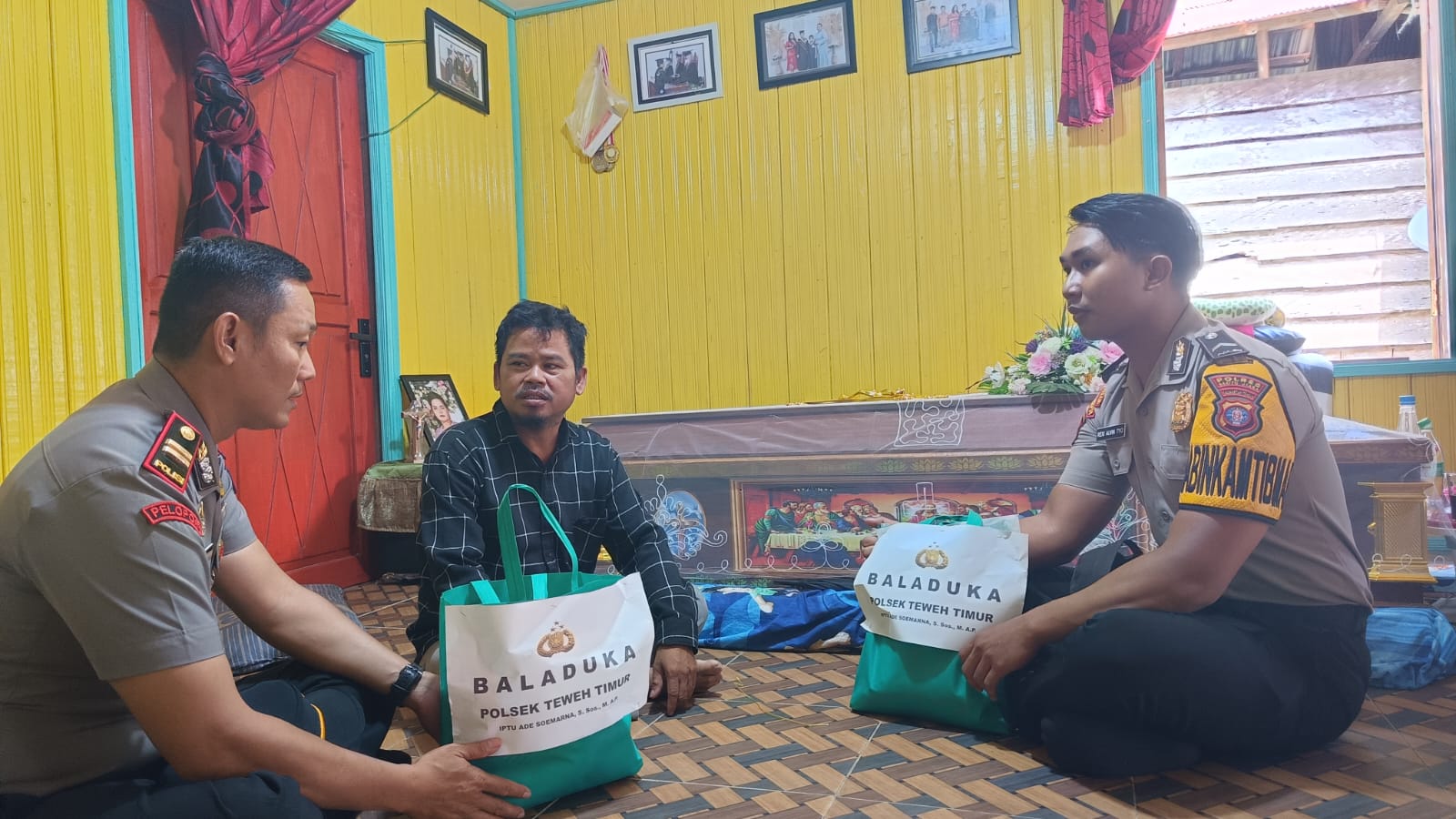 Polsek Teweh Timur Salurkan Bantuan Baladuka, Wujud Kepedulian Polri Jaga Kamtibmas