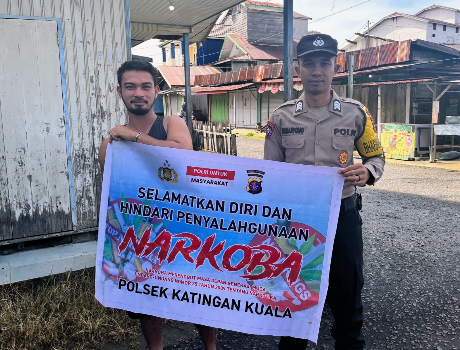 Personil Polsek Katingan Kuala Sosialisasi Tentang Bahaya Narkoba Serta Menghimbau Masyarakat Untuk Tidak Menggunakan dan Menjauhi Narkoba