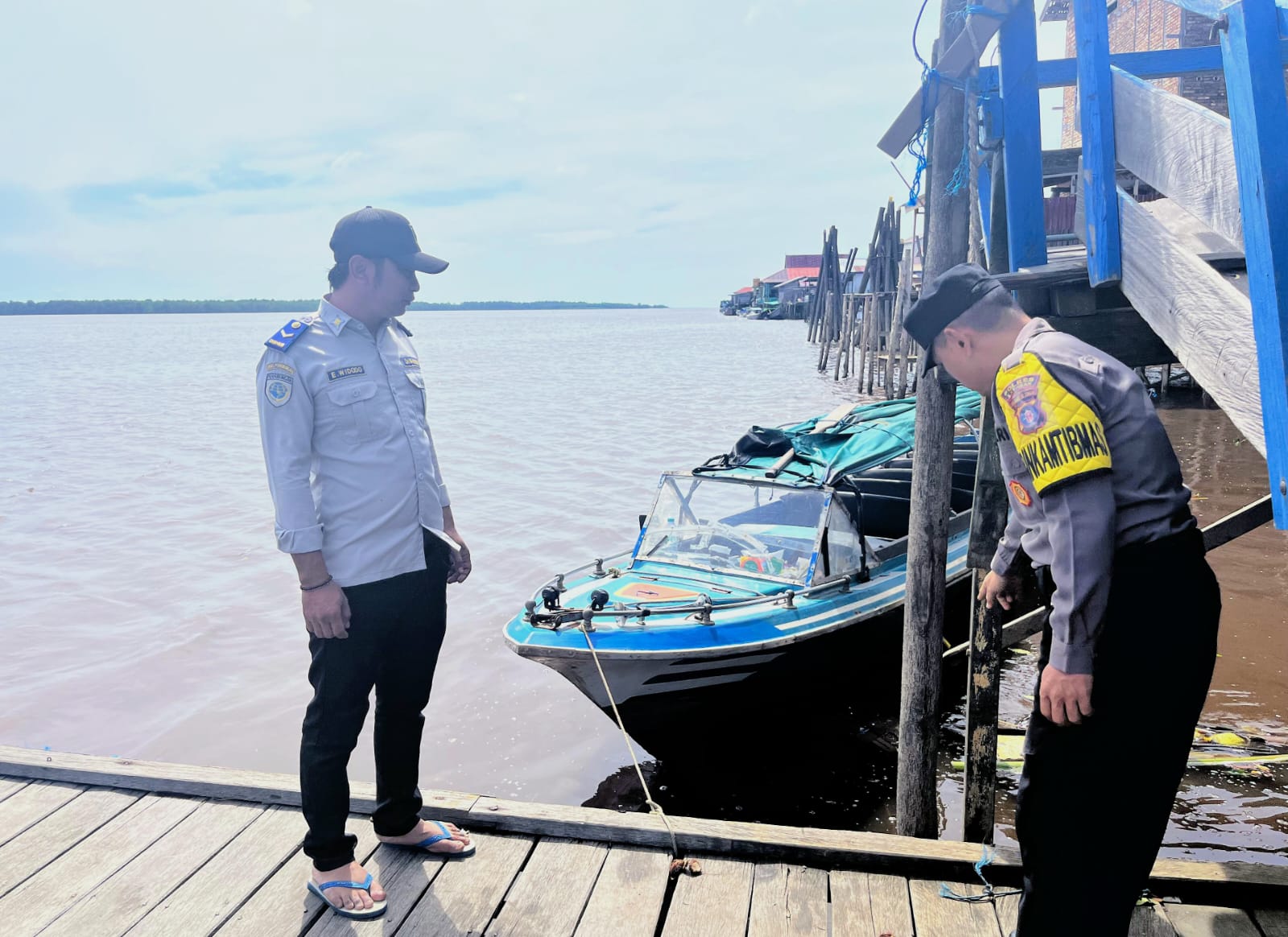 Mencegah Terjadinya Bencana Banjir, Personil Polsek Katingan Kuala Rutin Melakukan Pengecekan Debit Air Di Wilayahnya