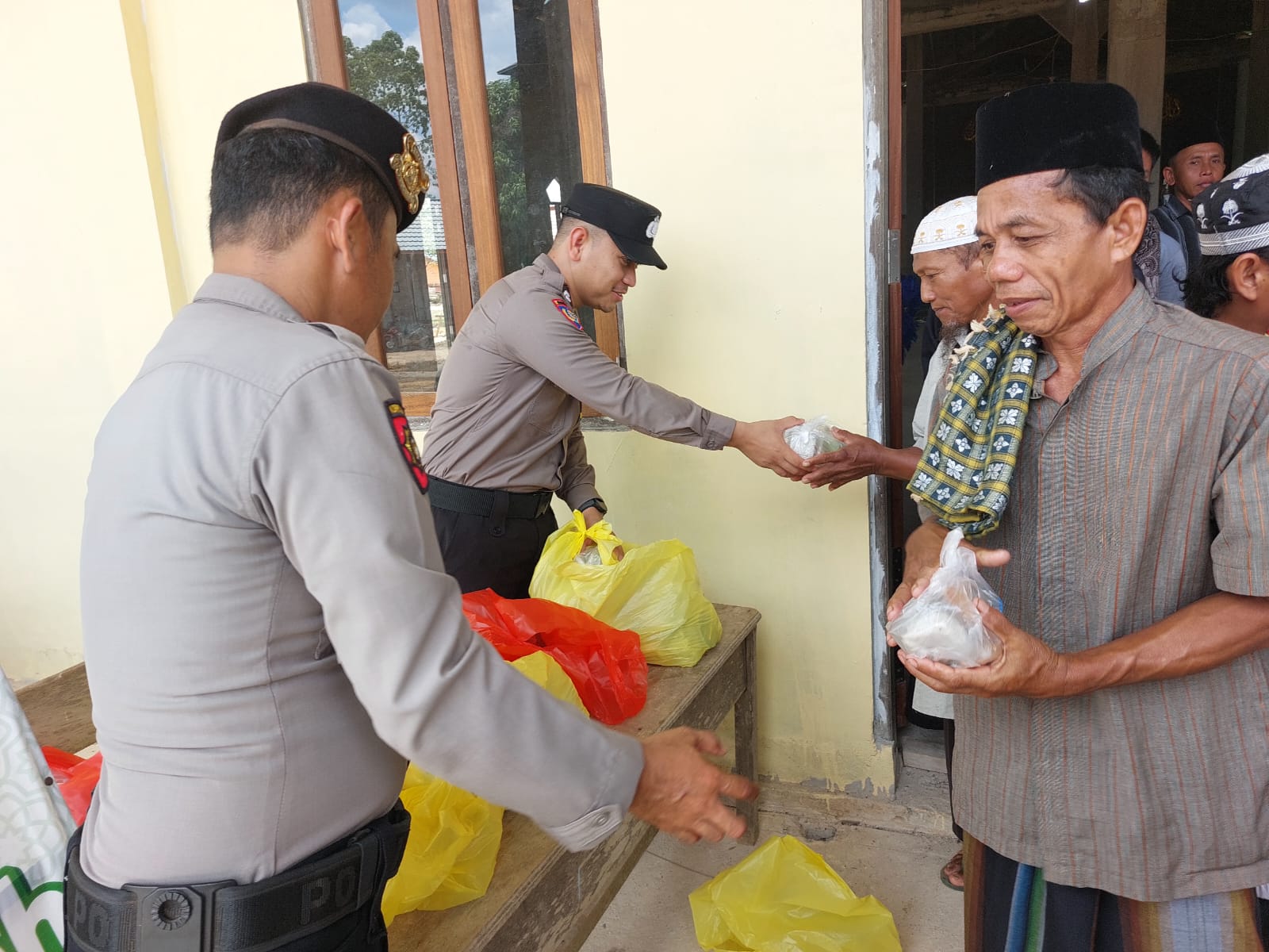 Program BAJAKAH “Berbagi Jumat Berkah”, Inovasi Polsek Marikit membagikan Snek Makanan Ringan Kepada Jemaah Sholat Jumat