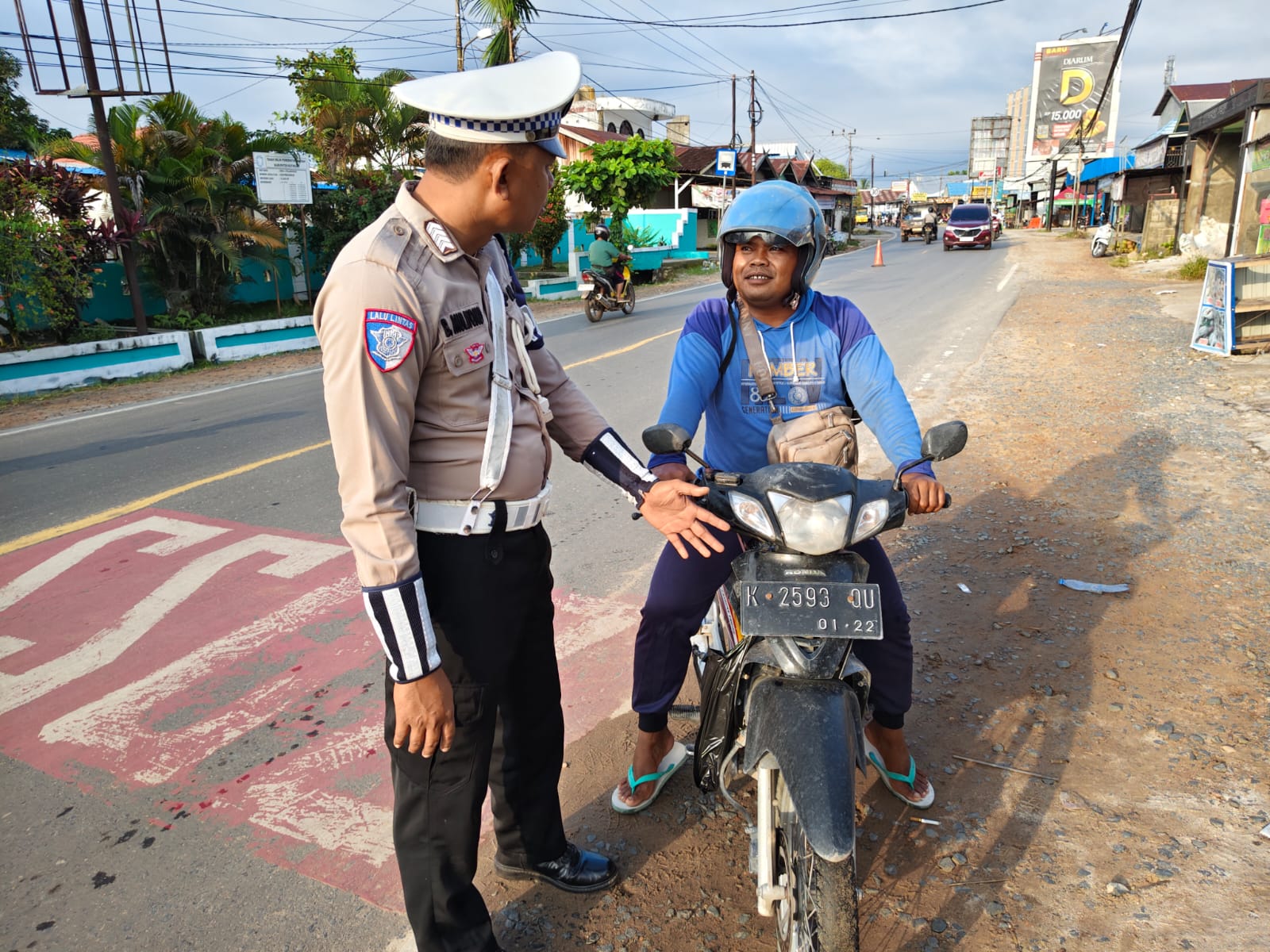Tidak Menggunakan Helm Saat Berkendara Personel Satlantas Berikan Teguran Humanis.