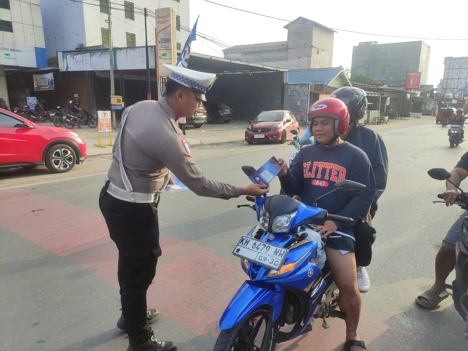 Pembagian Brosur Keselamatan Berlalu Lintas Kepada masyarakat.