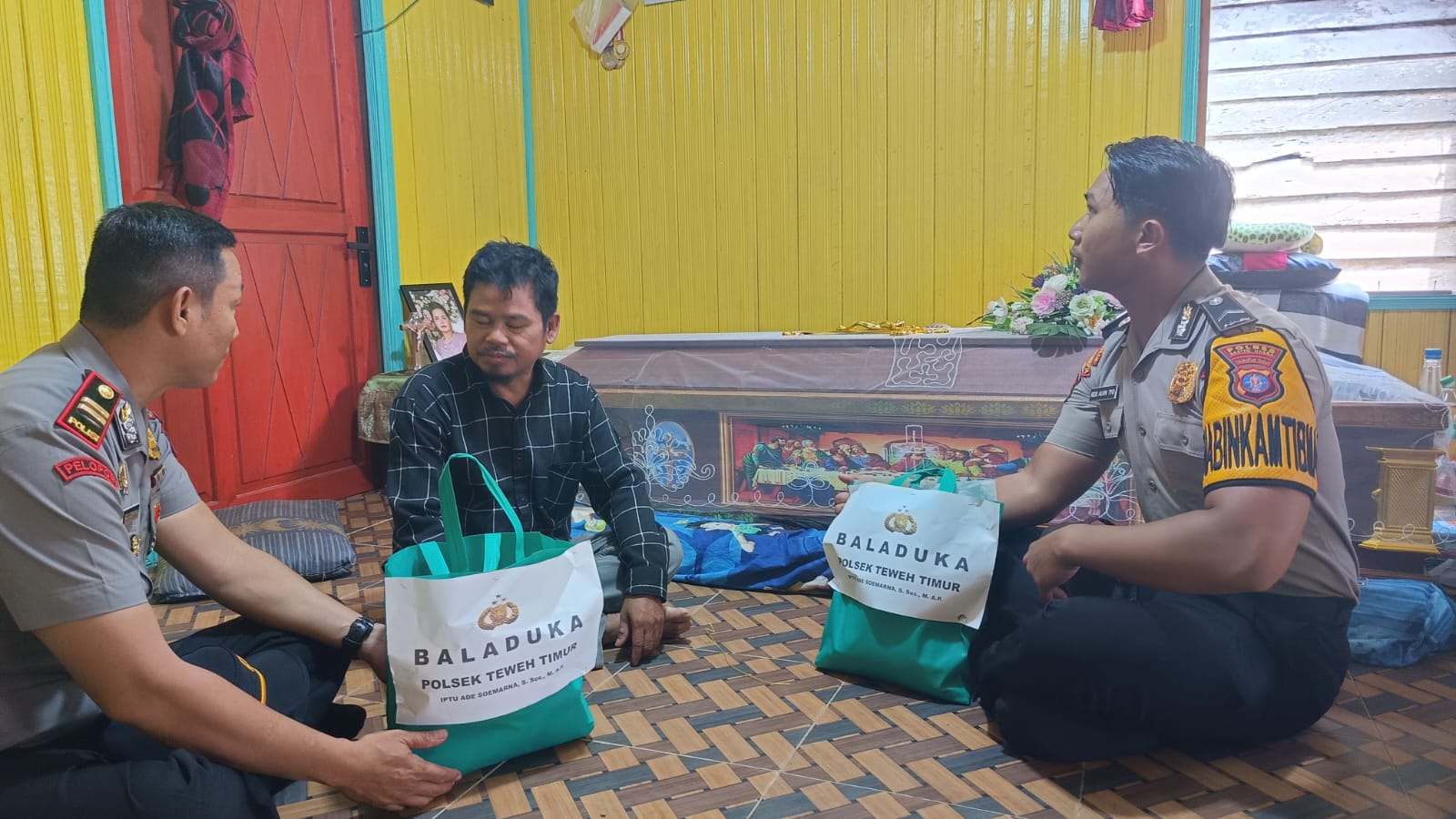 Polsek Teweh Timur Salurkan Bantuan Baladuka, Wujud Kepedulian Polri Jaga Kamtibmas