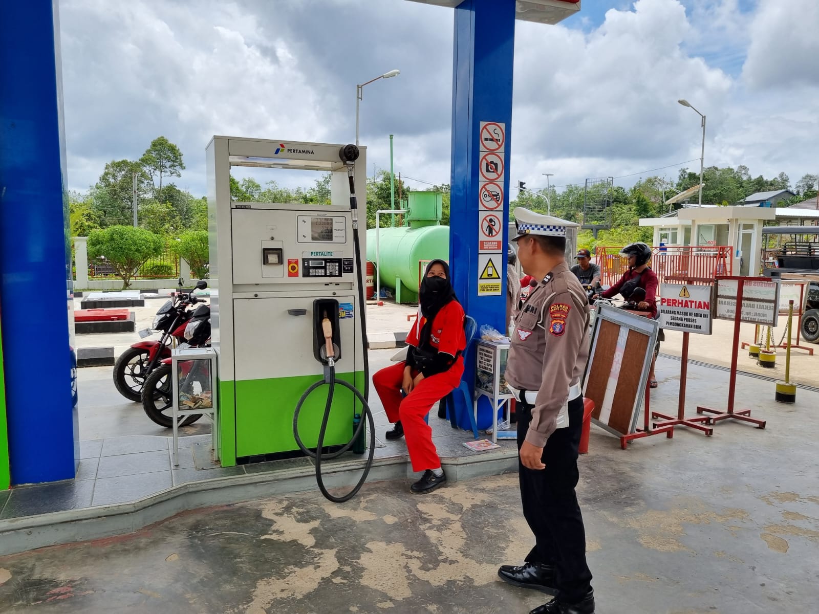 Cegah Ketidakstabilan Situasi di SPBU, Polsek Teweh Patroli ke SPBU Kecamatan Teweh Tengah