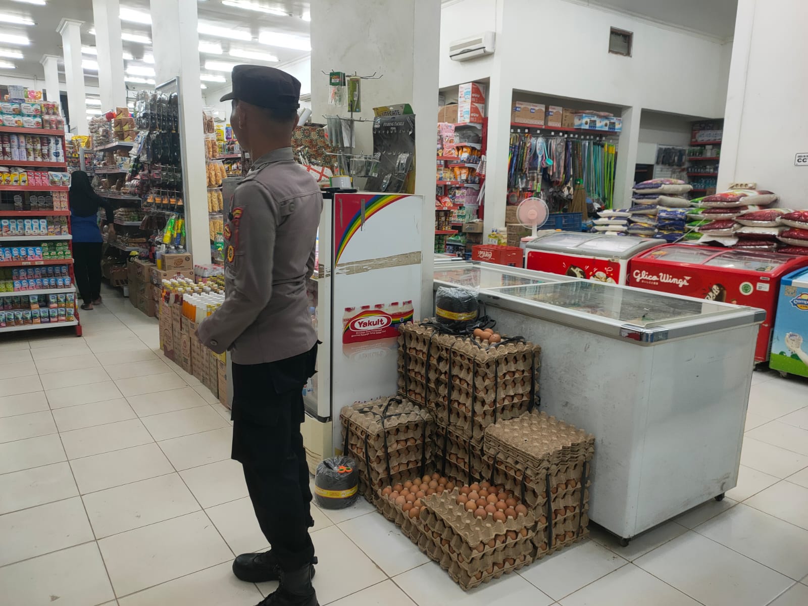 Piket Polsek Patroli kepertokoan diwilkum Polsek Sematu Jaya