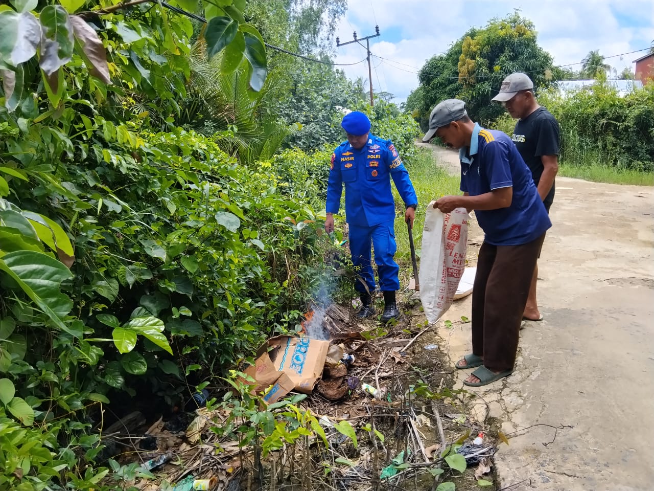 Personel Ditpolairud Bersama Warga, Membersihkan Sampah Di Pesisir Sungai