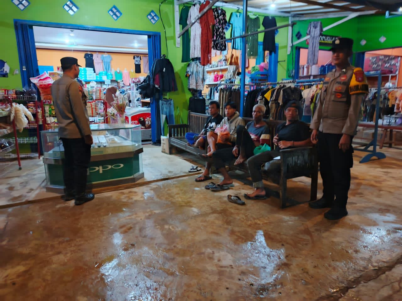 Personel Piket Polsek Lamandau Sambangi Warga yang Berkumpul, Sampaikan Imbauan Harkamtibmas