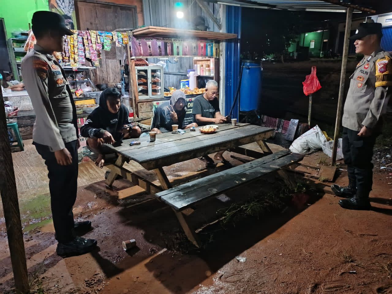 Piket Polsek Silaturahmi ke masyarakat yang sedang santai