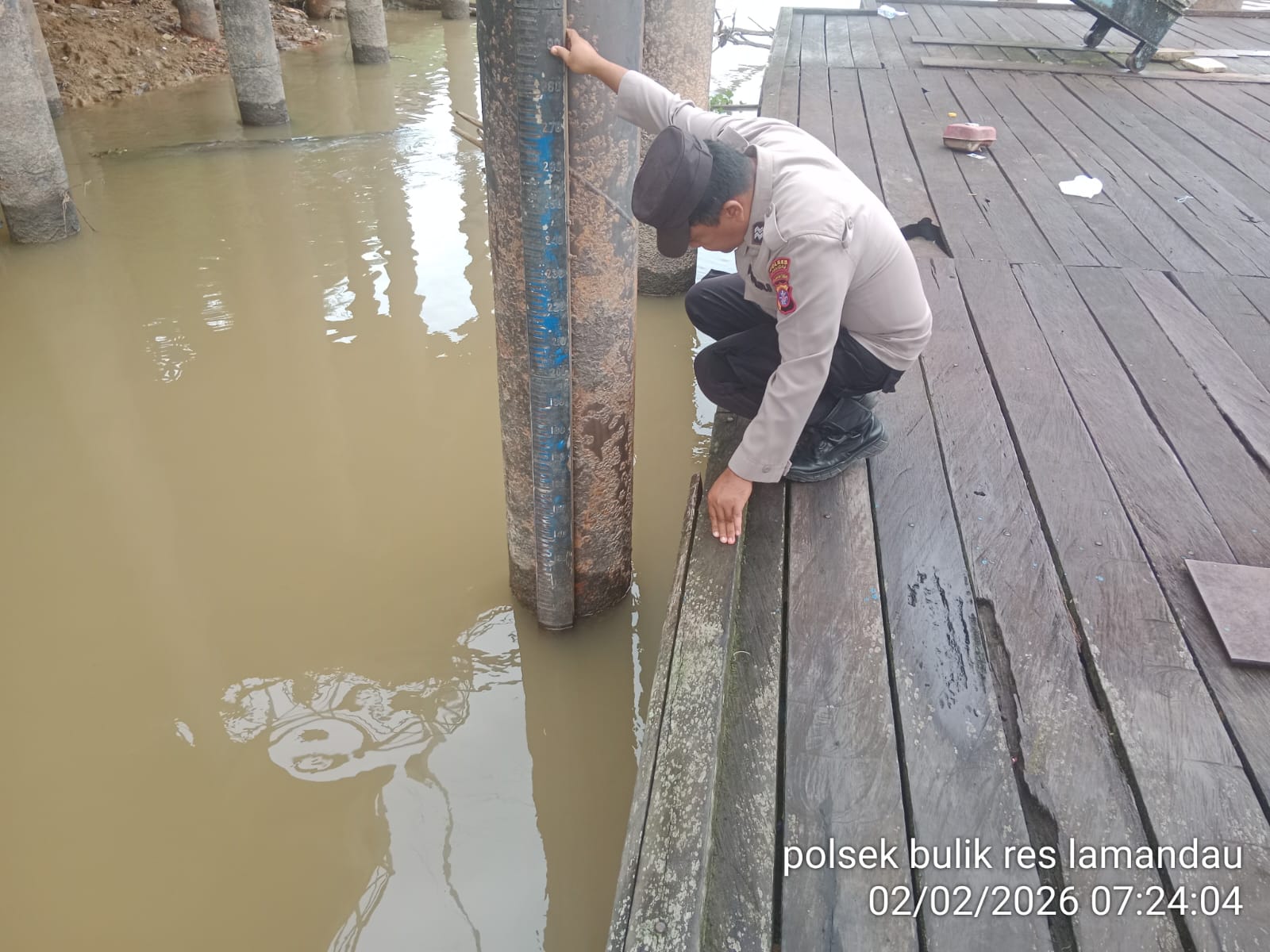 Piket Polsek Bulik Cek debit air di Kelurahan Nanga Bulik